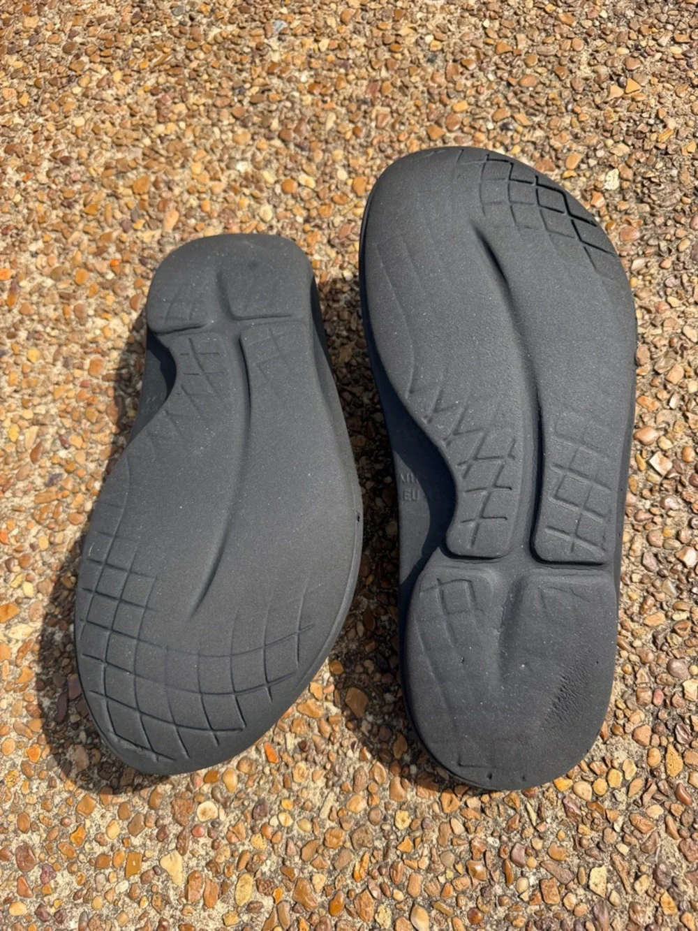 Mens Size 11 OOFOS Black and Gray Flip Flop Sandals - Picture 10 of 16